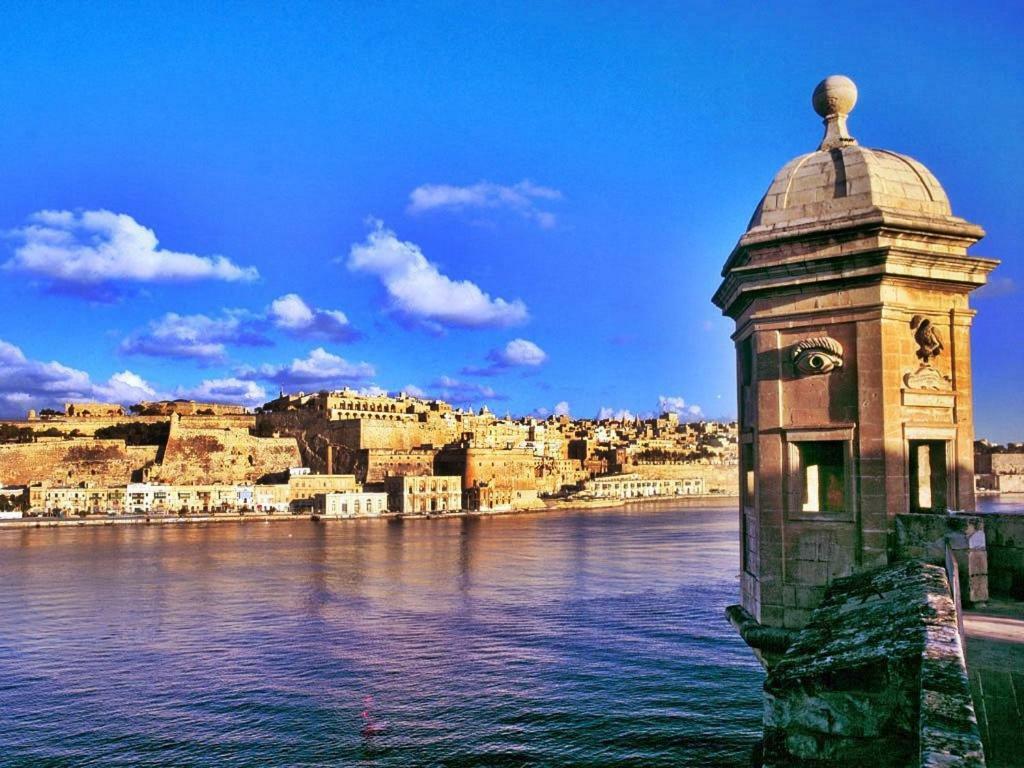 Cosy 1Br Penthouse With Terrace, Great Location Apartment Gzira Bagian luar foto