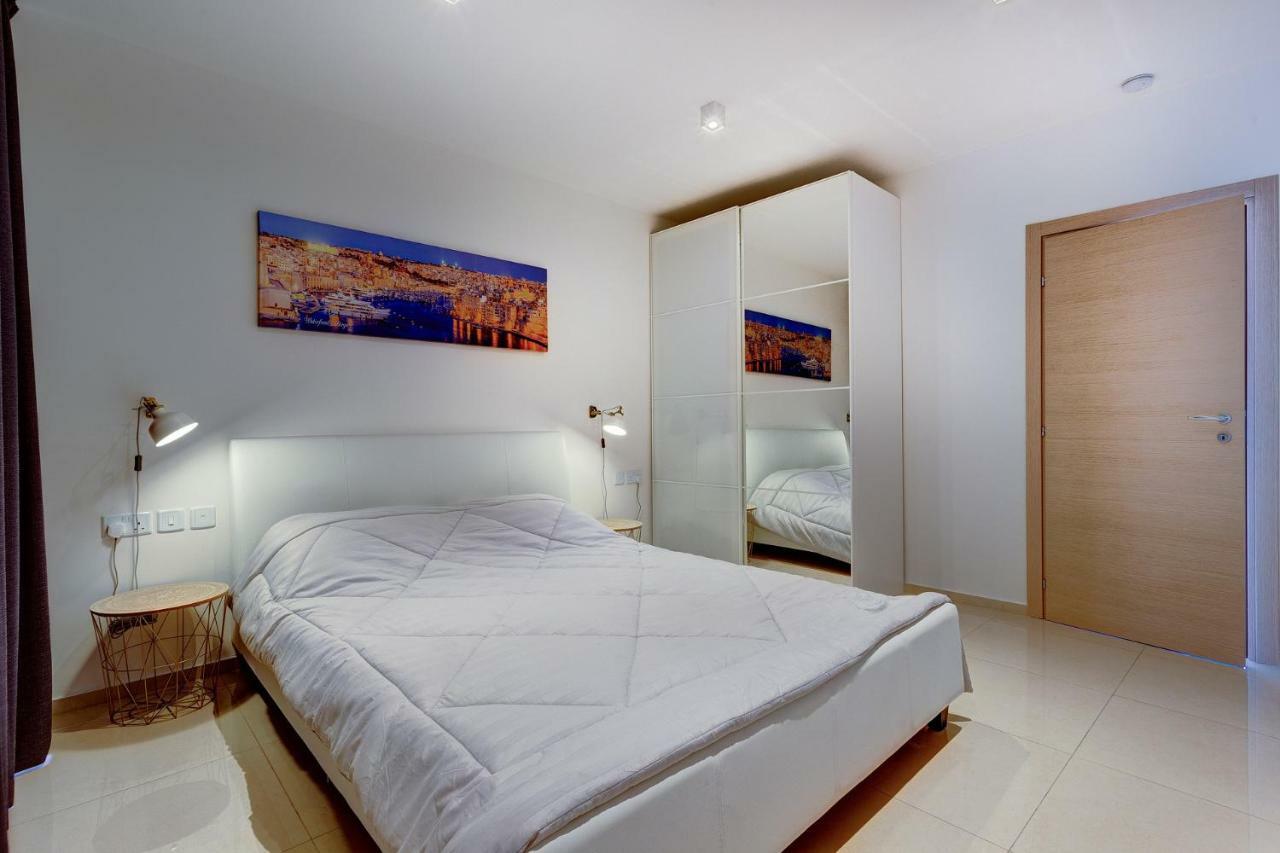 Cosy 1Br Penthouse With Terrace, Great Location Apartment Gzira Bagian luar foto