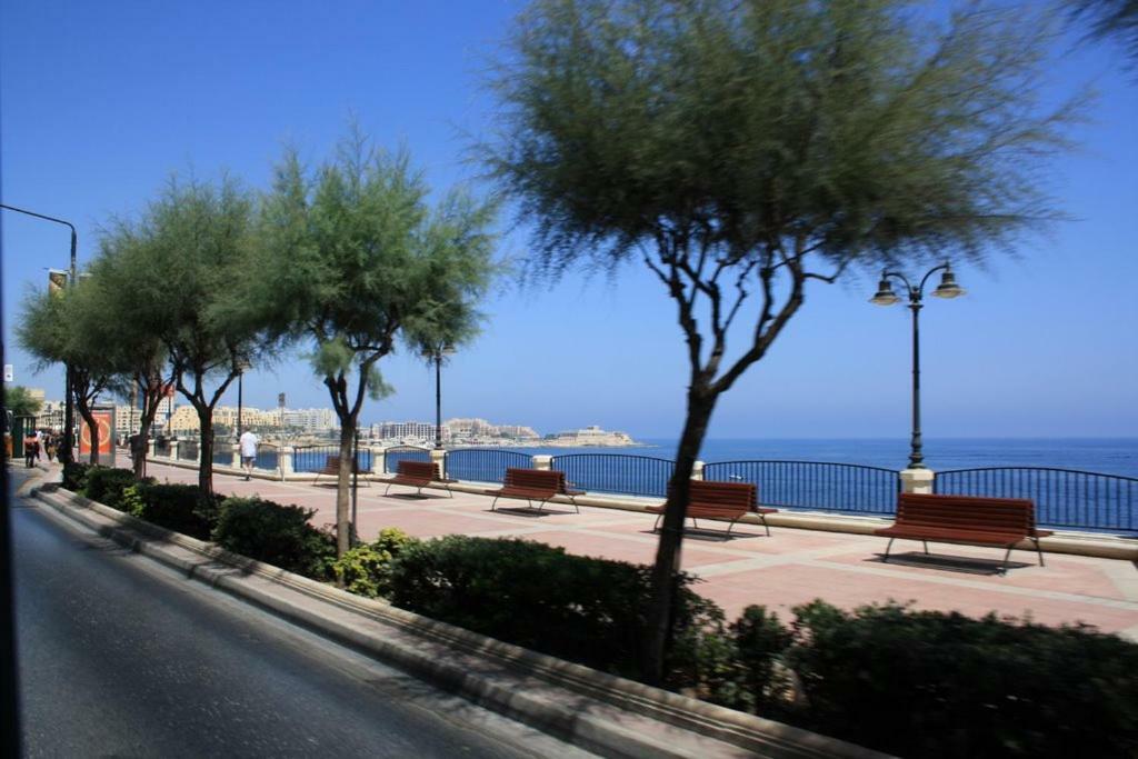 Cosy 1Br Penthouse With Terrace, Great Location Apartment Gzira Bagian luar foto