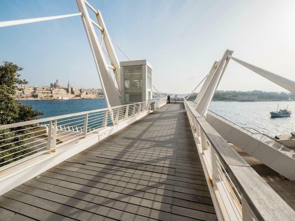 Cosy 1Br Penthouse With Terrace, Great Location Apartment Gzira Bagian luar foto